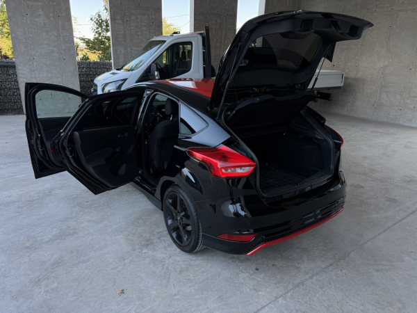 Ford Focus ST-Line Red Black